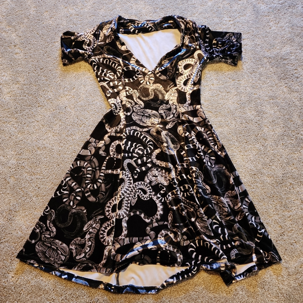 🐍sample Blackmilk velvet snake evil V dress